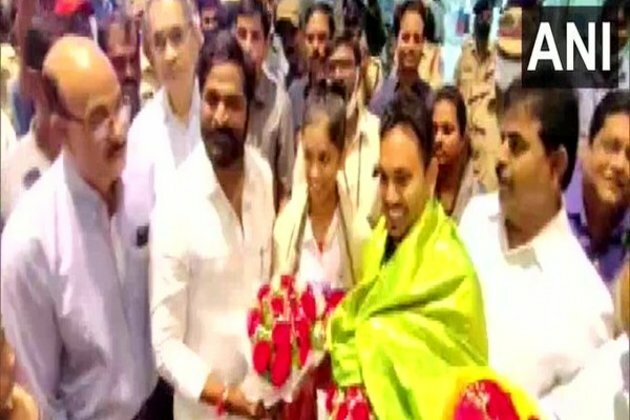 CWG 2022: Gold medallist Sreeja Akula receives grand welcome at Hyderabad airport