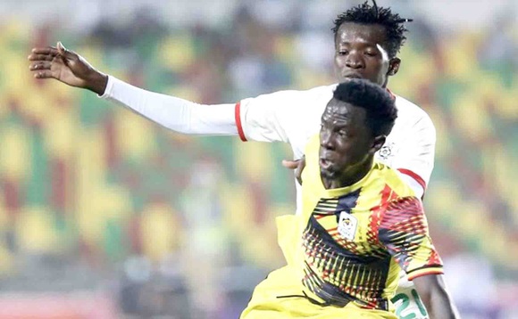 Ivana Ashaba (mu maaso), owa Hippos ng'alemesa owa Burkina Faso okutuuka ku mupiira. Ivana Ashaba (mu maaso), owa Hippos ng'alemesa owa Burkina Faso okutuuka ku mupiira.