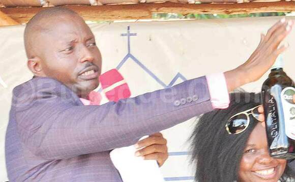 Paasita Bugingo mu kubuulira gye buvuddeko. Paasita Bugingo mu kubuulira gye buvuddeko.