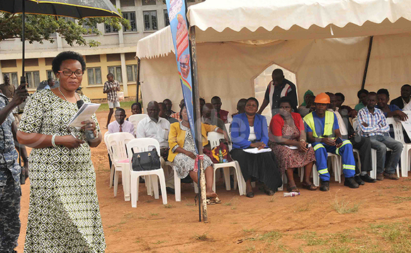 Namuganza ng'ayogera eri Bannamukono. Namuganza ng'ayogera eri Bannamukono.