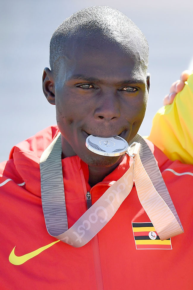  olomon utai with his ommonwealth ames silver medal