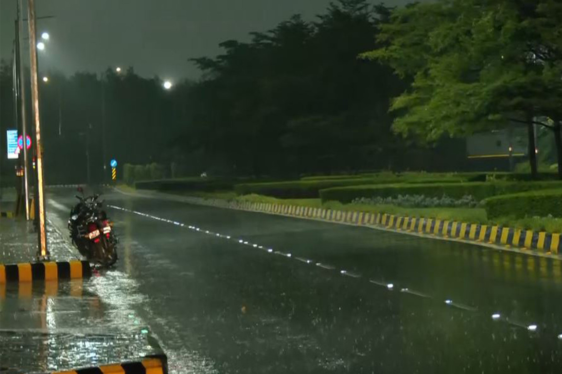 Delhi lashed by heavy rain; IMD issues red alert for thunderstorms, strong winds at 90 kmph