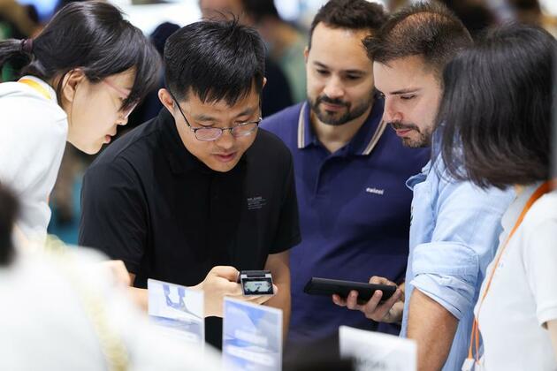 Globetrotting Chinese firms get help from polyglot AI