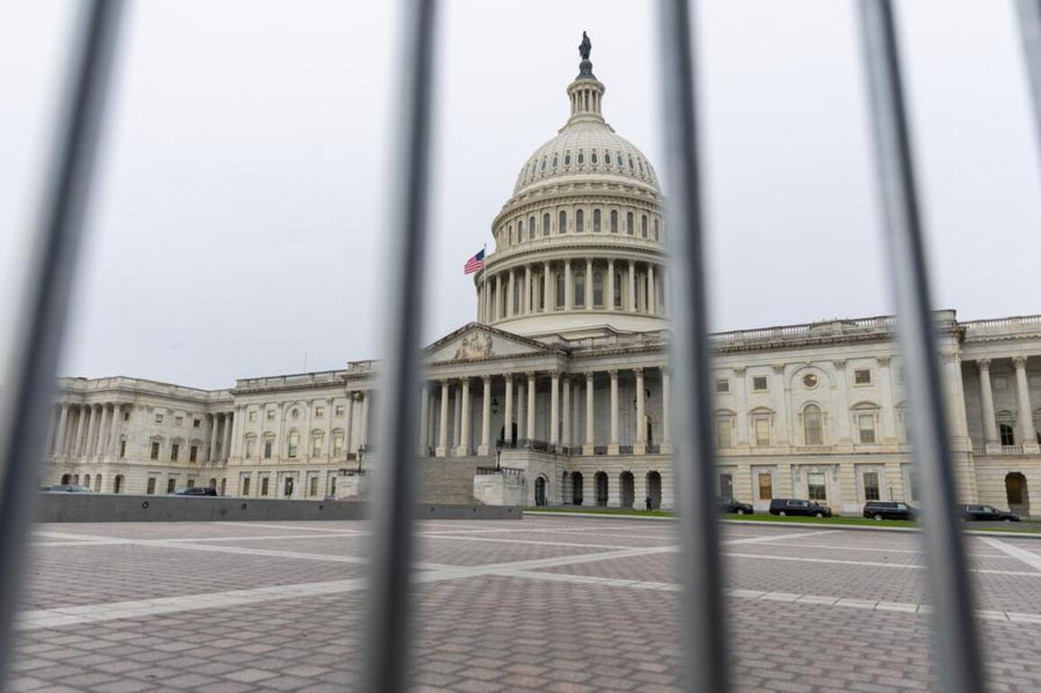 Xinhua Headlines: Between buildup and bottleneck -- Washington's narrowing path in war with Iran