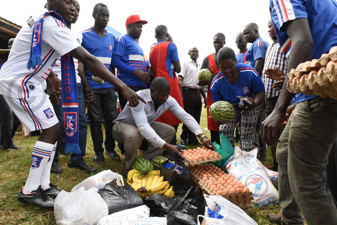 illa fans from akerere niversity donated foodstuffs to the team at the event hoto by palanyi sentongo