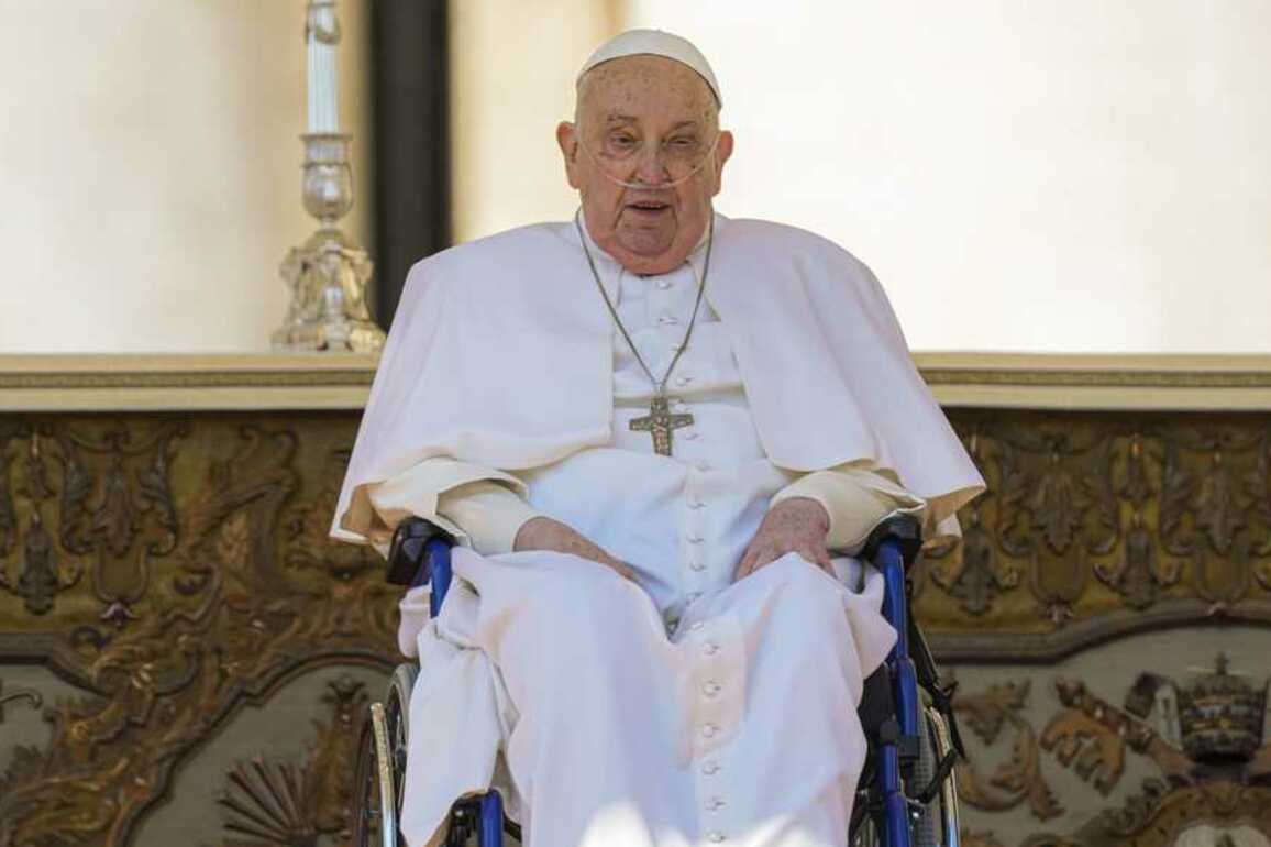 Pope appears before crowd 2 weeks after leaving hospital