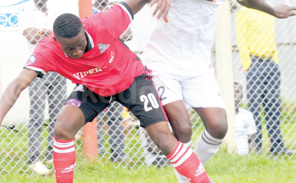 Aggrey Madoi (ku kkono) owa Vipers ng’attunka ne Musa Mukasa owa Express eggulo. Vipers yagobye 1-0. Aggrey Madoi (ku kkono) owa Vipers ng’attunka ne Musa Mukasa owa Express eggulo. Vipers yagobye 1-0.