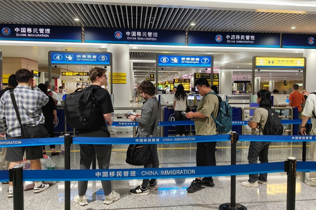 Xinhua Headlines: Foreign visitors snap up Chinese tech products