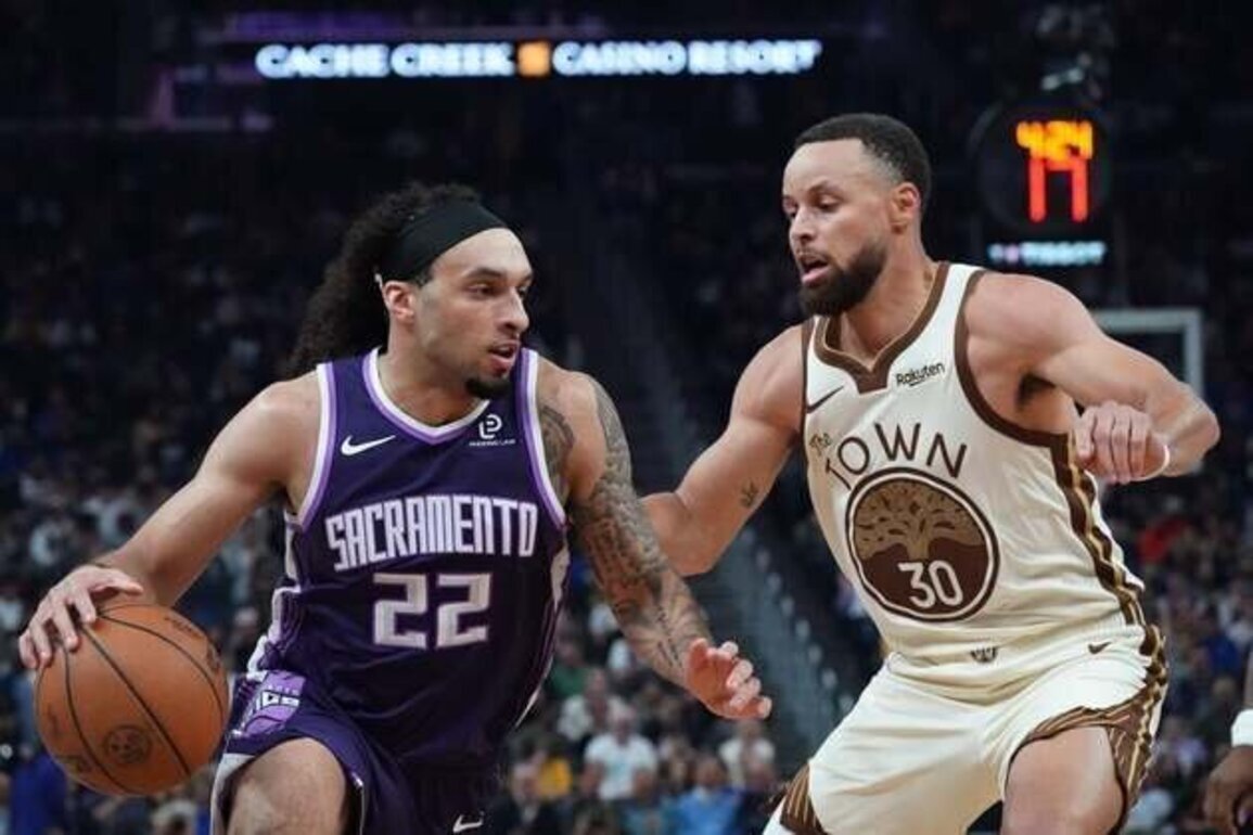 Steph Curry steps up late to help Warriors survive Kings