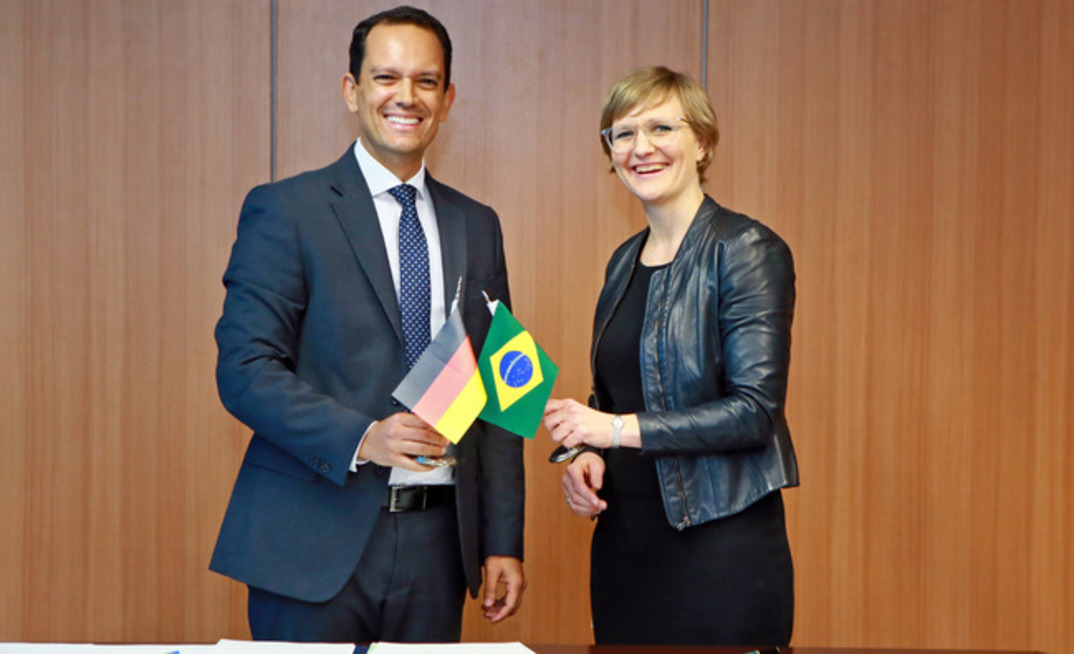 O secretário nacional de geologia e mineração do MME, Vitor Saback.e Secretária de Estado da Alemanha, Franziska Brantner, assinam acordo de cooperação/Divulgação