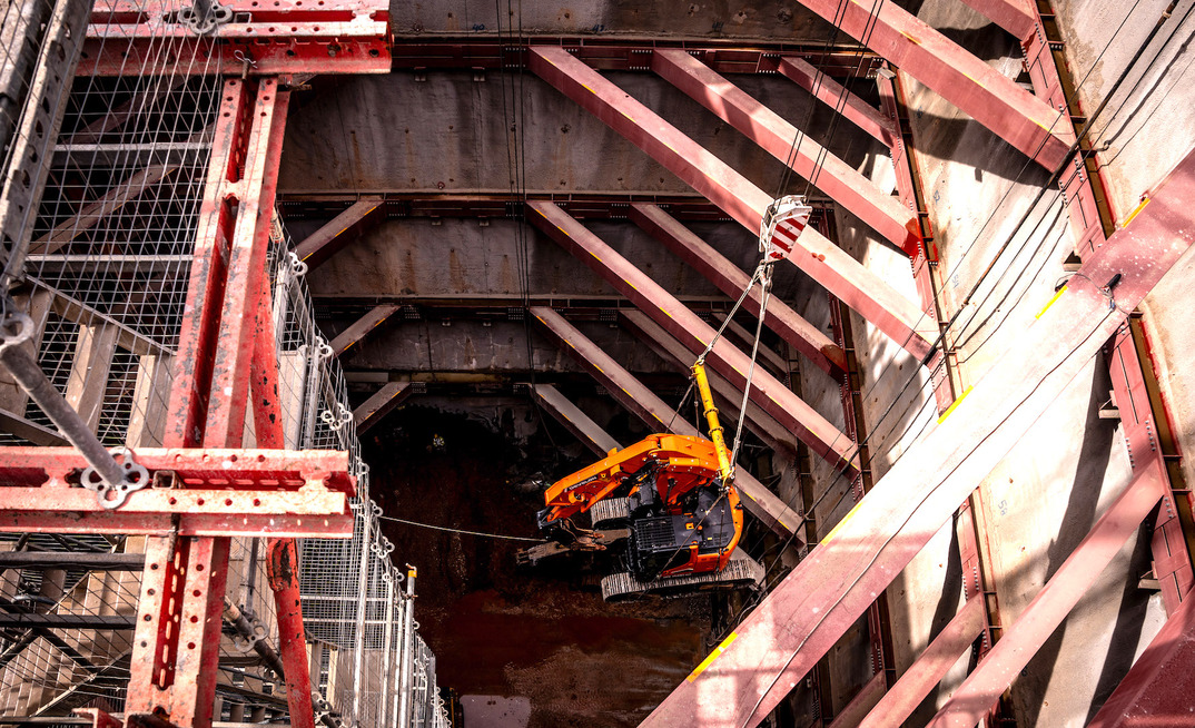 Develon’s new DX235RTF-7 tunnelling excavator is designed to be simple to lift and manoeuvre into place. Credit: Develon