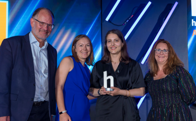Professional Adviser news editor Sahar Nazir collects her award (image credit - Headlinemoney)