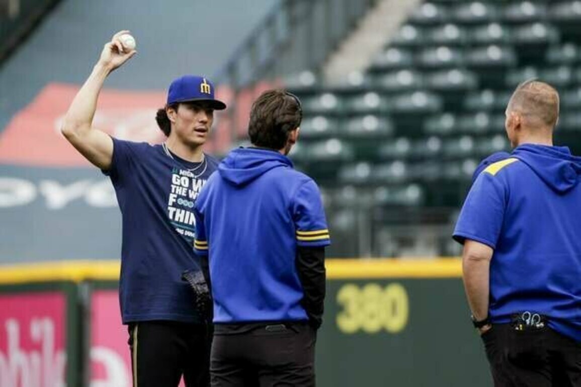 Mariners P Bryan Woo's ALDS status uncertain