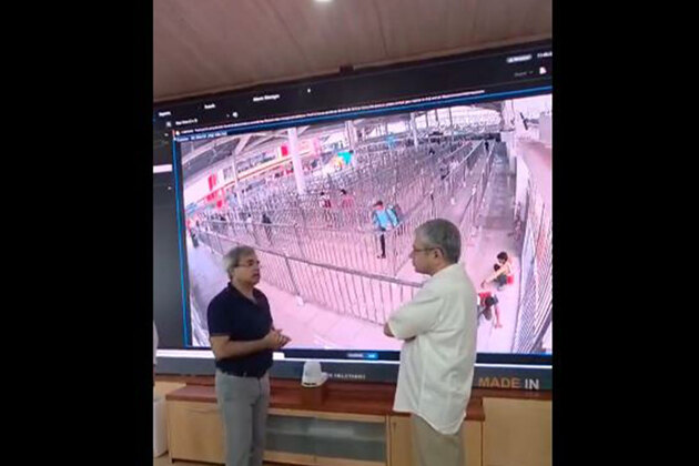 Railway Minister Ashwini Vaishnaw visits Railways War Room, encourages staff morale for 24x7 festive duty