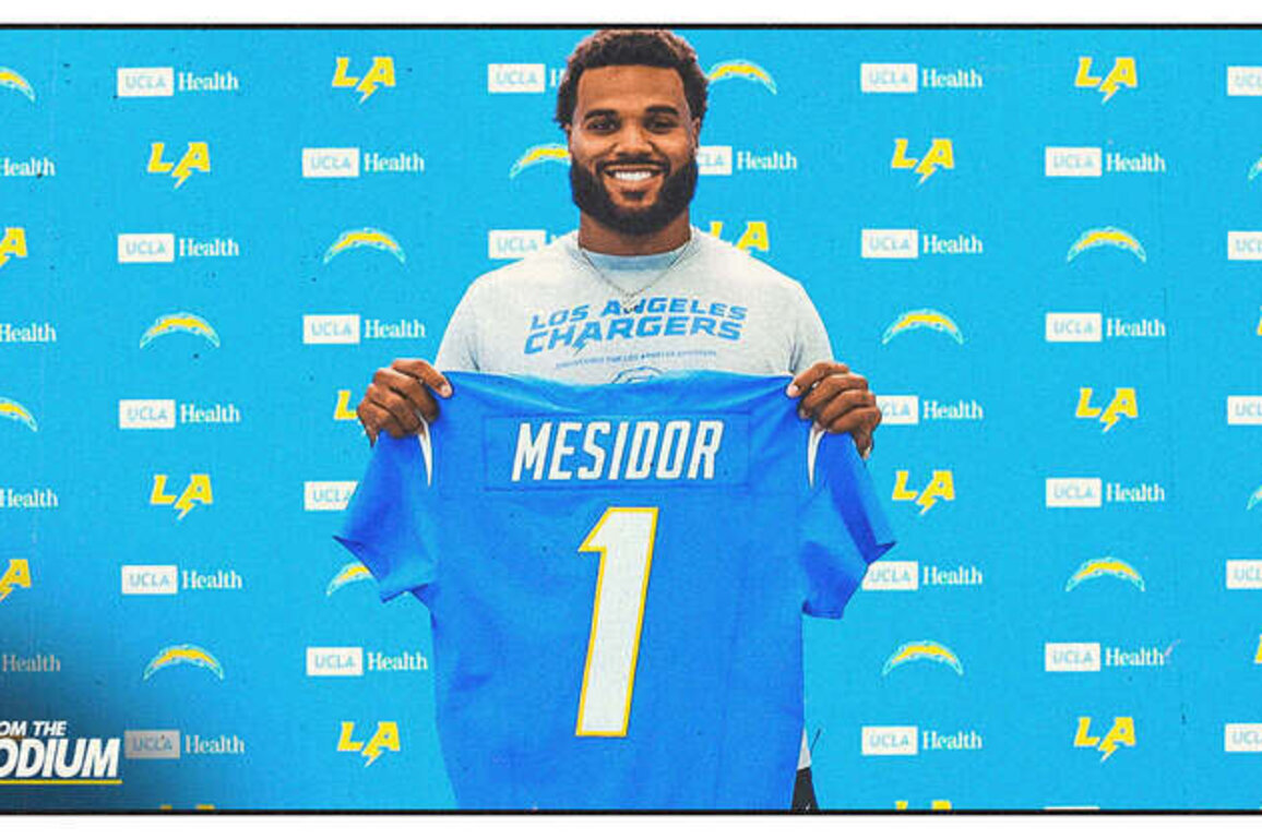 What Akheem Mesidor Said About Meeting Khalil Mack Friday at The Bolt
