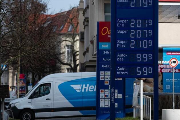 Feature: Germans flock to Poland for cheaper fuel amid Mideast tensions