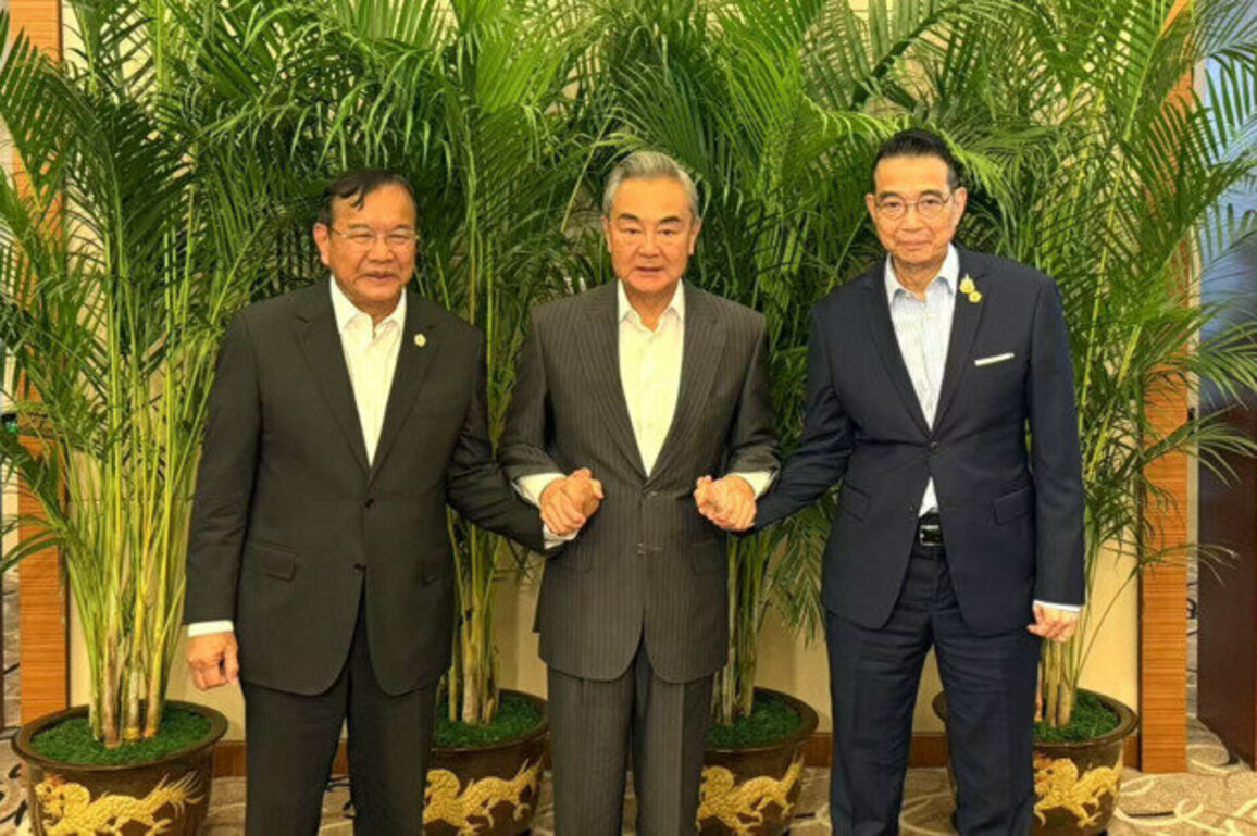 Chinese, Cambodian and Thai FMs hold talks on border conflict