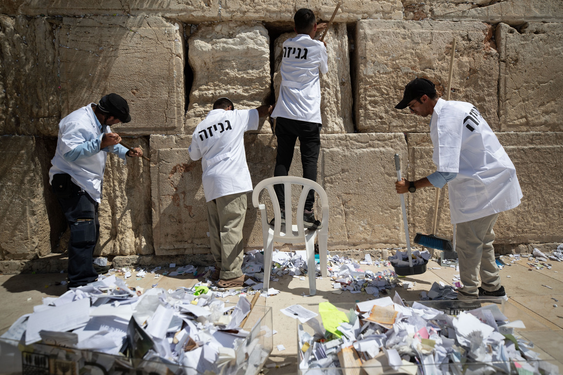 MIDEAST-JERUSALEM-WESTERN WALL-NOTES CLEARING