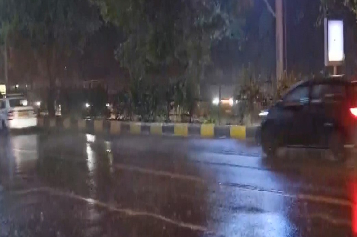 Rain lashes parts of Delhi bringing relief to residents