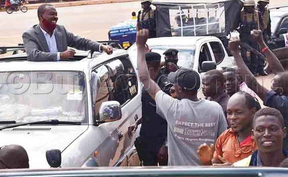 Muntu ng'ayogera n'abantu ku Bayita Ababiri. Muntu ng'ayogera n'abantu ku Bayita Ababiri.