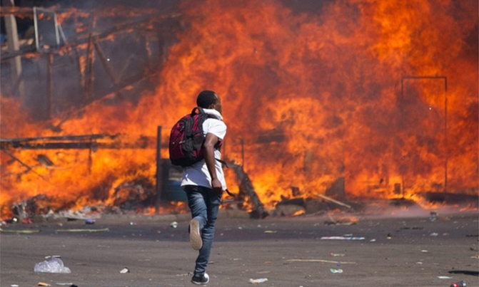 Zimbabwe police fire tear gas at opposition protesters Zimbabwe police fire tear gas at opposition protesters