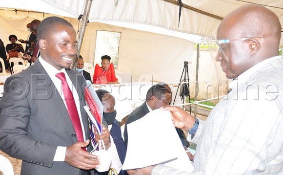 Mukasa (ku kkono) nga y'akamala okwewandiisa. Mukasa (ku kkono) nga y'akamala okwewandiisa.
