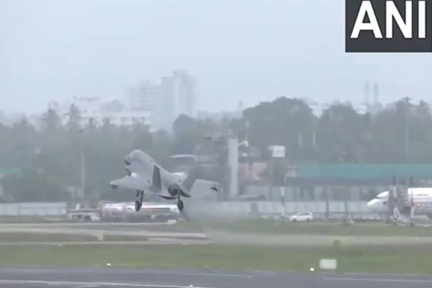 British Navy's F-35 fighter jet leaves Thiruvananthapuram Airport after remaining grounded for over a month