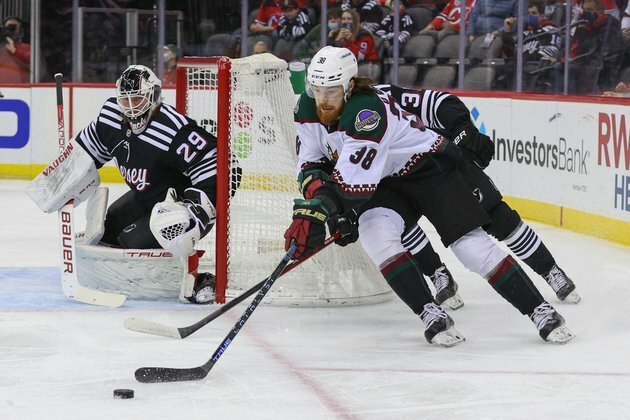 Three-goal outburst enough for Coyotes to beat Devils