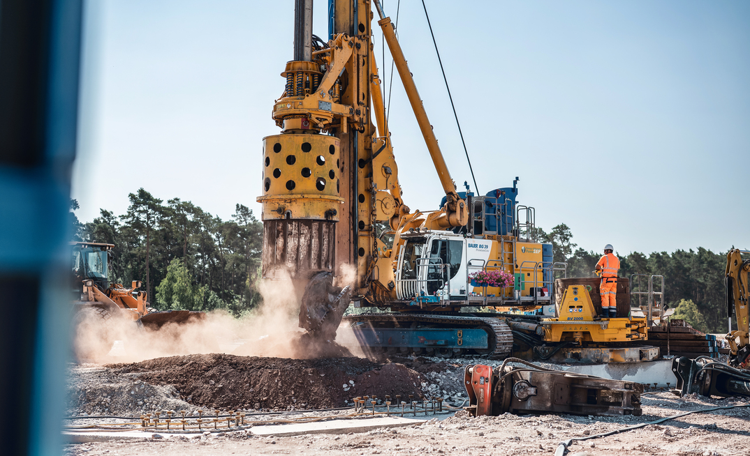 Bauer is installing fully cased piles with diameters of up to 2m and lengths of up to 37m on the Kriegenbrunn Lock project