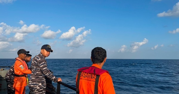 (SpotNews) INDONESIA-SOUTH SULAWESI-BOAT CAPSIZED