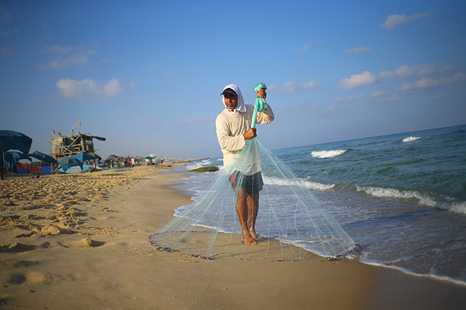  alestinian fisherman ihad aloltan prepares to throw his fishing net on a beach in eit ahia in the northern aza trip on ugust 22 2017  hoto  ohammed bed