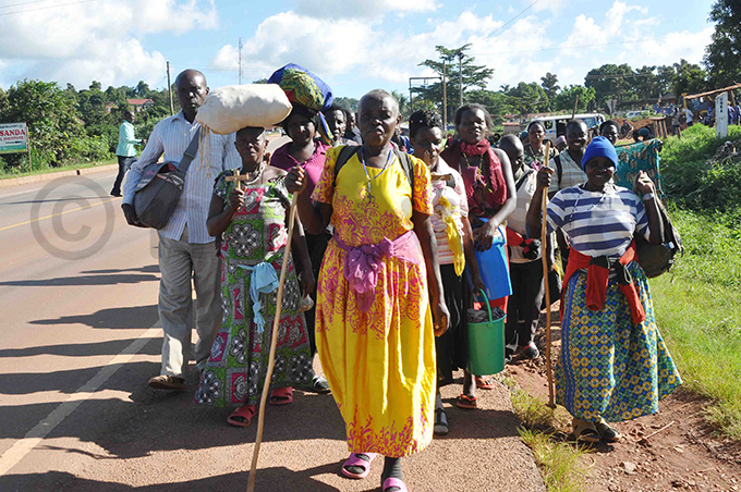 ilgrims from ikane arish in barara rchdiocese at pigi on their way to amugongo hoto by uliet ukwago