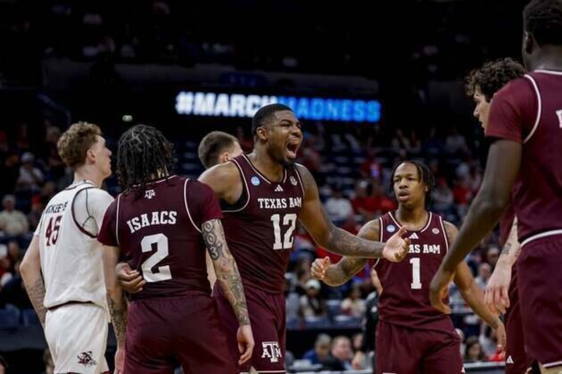 Texas A&M cruises to wire-to-wire win vs. Saint Mary's