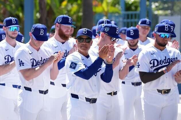 Deadline whirlwind shifts power, but Dodgers buy another wild card