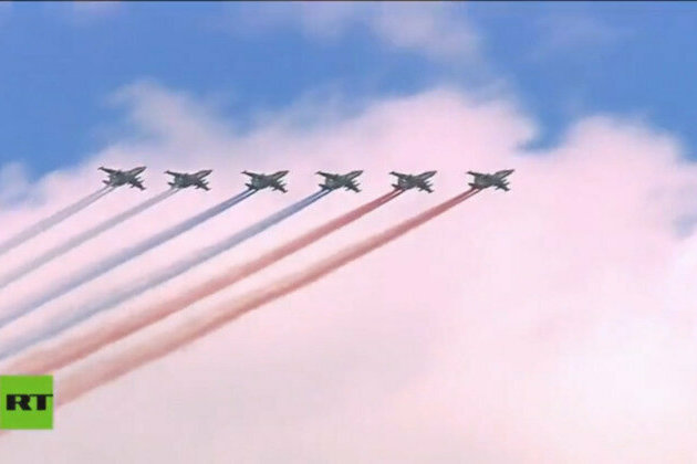 spectacular footage of Victory Day aviation flyby in Moscow