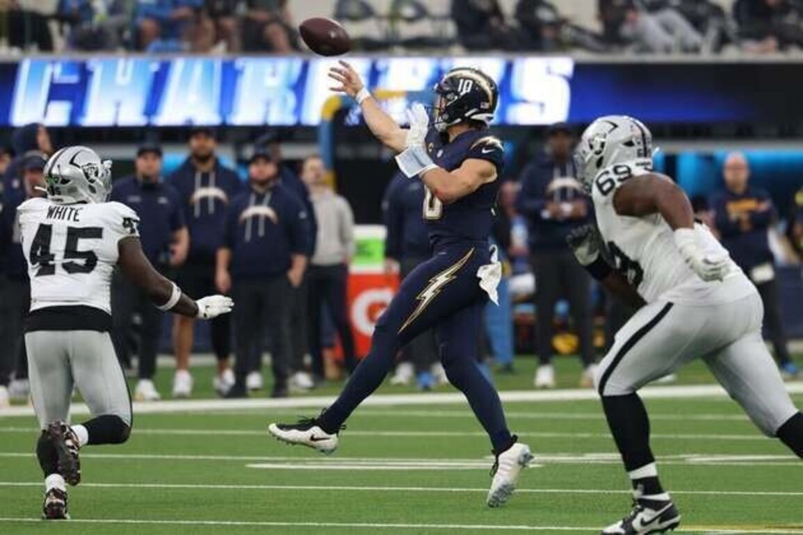 Kimani Vidal's 59-yard TD sparks run-heavy Chargers past Raiders