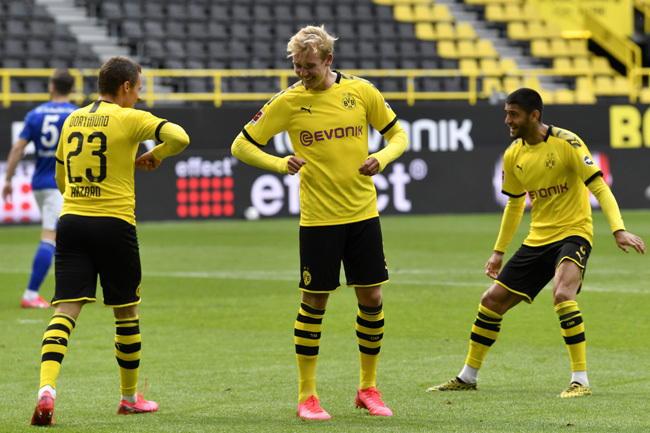  his is how ortmund celebrated their goals as they thrashed chalke 40 on aturday