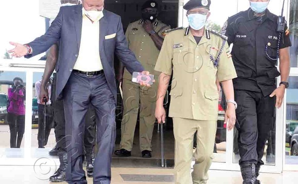 Minisita Jeje Odongo (ku kkono) omuduumuzi wa poliisi Okoth Ochola oluvannyuma lw’okwogera eri abaamawulire ku kitebe kya poliisi e Naggulu eggulo. Minisita Jeje Odongo (ku kkono) omuduumuzi wa poliisi Okoth Ochola oluvannyuma lw’okwogera eri abaamawulire ku kitebe kya poliisi e Naggulu eggulo.