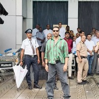 Akshay Kumar says "Happy Independence Day" as he poses at Kalina airport, celebrates spirit of patriotism with his special look