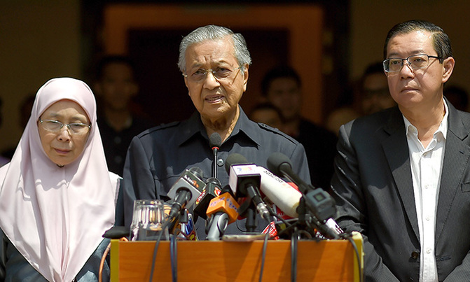 Malaysia's Mahathir gets down to work after historic poll win Malaysia's Mahathir gets down to work after historic poll win