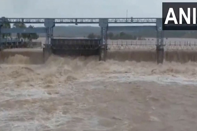J-K: River Ravi floods Lakhanpur, CRPF office relocated amid damage