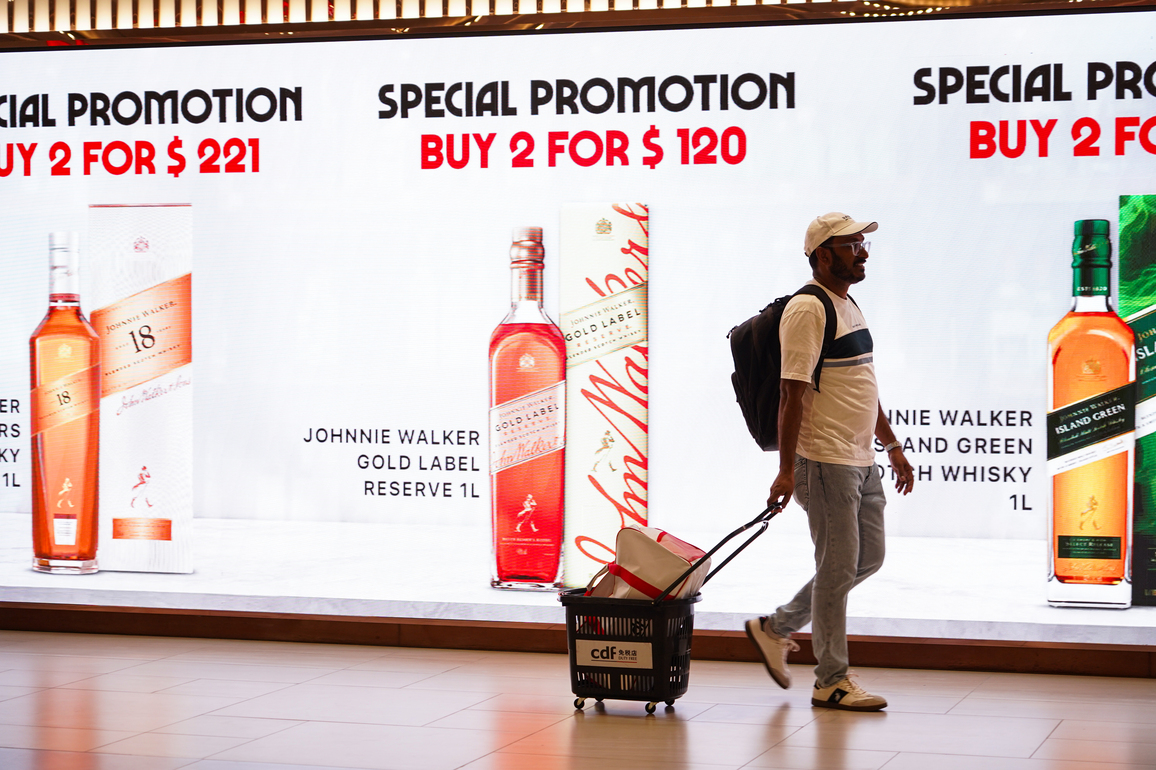 SRI LANKA-PORT CITY COLOMBO-SHOPPING-LEISURE