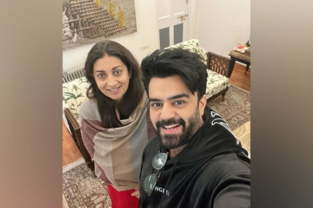 Maniesh Paul enjoys tea with Smriti Irani