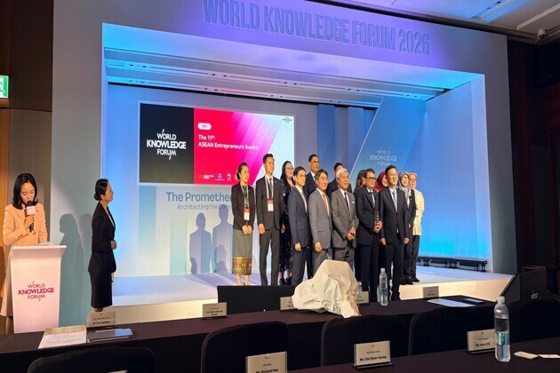 Vietnamese and Philippine business leaders Don Lam and Jose Ma Concepcion III honoured with 11th ASEAN Entrepreneur Award at World Knowledge Forum in Seoul