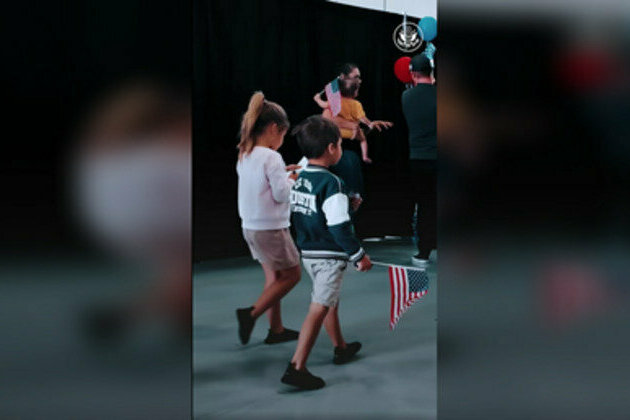 US welcomes white South African asylum-seekers (VIDEO)