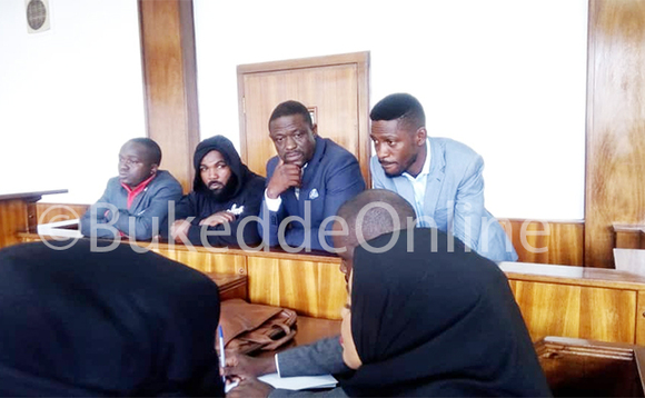 Bobi Wine (ku ddyo) mukulu we Nnyanzi ne Eddy Mutwe mu kkooti. Bobi Wine (ku ddyo) mukulu we Nnyanzi ne Eddy Mutwe mu kkooti.