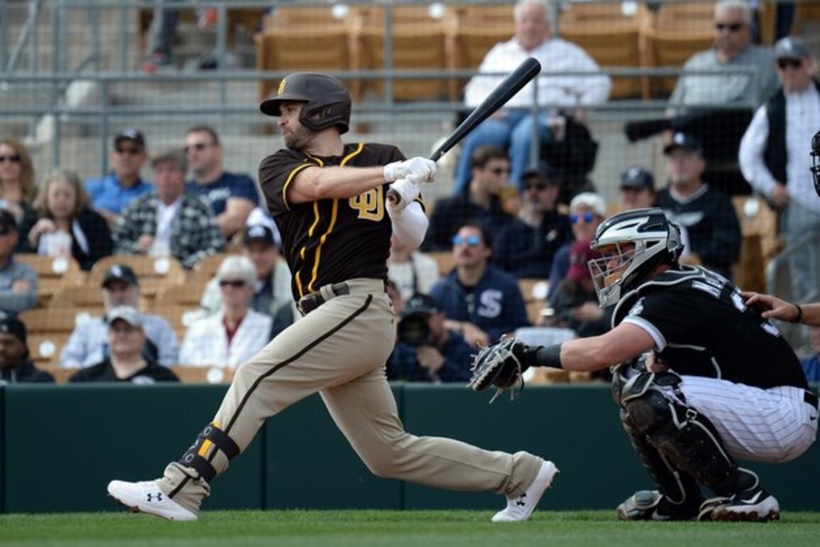 Padres release INF Dozier