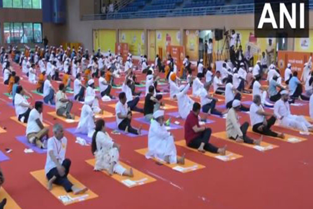 Maharashtra: Lakhs of Warkaris perform yoga with CM Fadnavis on 11th International Day of Yoga in Pune