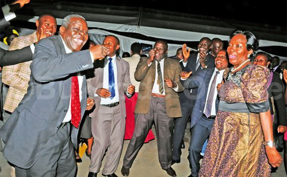 Ababaka ba Palamenti nga bakulembeddwaamu Sipiika Kadaga ( ku ddyo) nga bazina okumalako omwaka. Ababaka ba Palamenti nga bakulembeddwaamu Sipiika Kadaga ( ku ddyo) nga bazina okumalako omwaka.