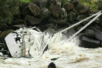 Australians told 'prepare for worst' as tropical cyclone nears